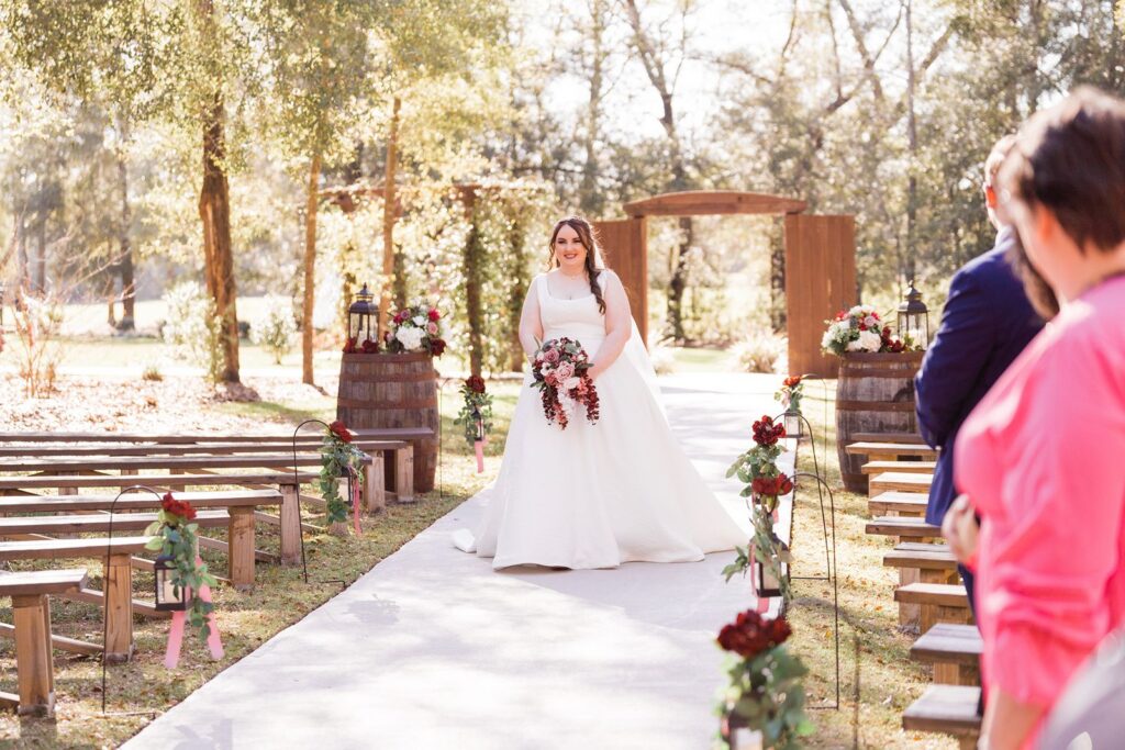 Bride coming down the aisle at the Granville Plantation
